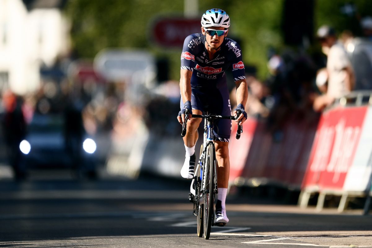 Ciclista del Tour de Gran Bretaña multado con £ 700 después de que el alcalde sacara una foto de él orinando en público
