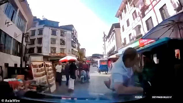 Las imágenes de la cámara del tablero capturaron el momento en que el vehículo navegaba por las bulliciosas calles de la ciudad de Mianzhu, ubicada en la provincia central china de Sichuan el 20 de septiembre, antes de que de repente saltara hacia adelante y golpeara a un peatón (en la foto)