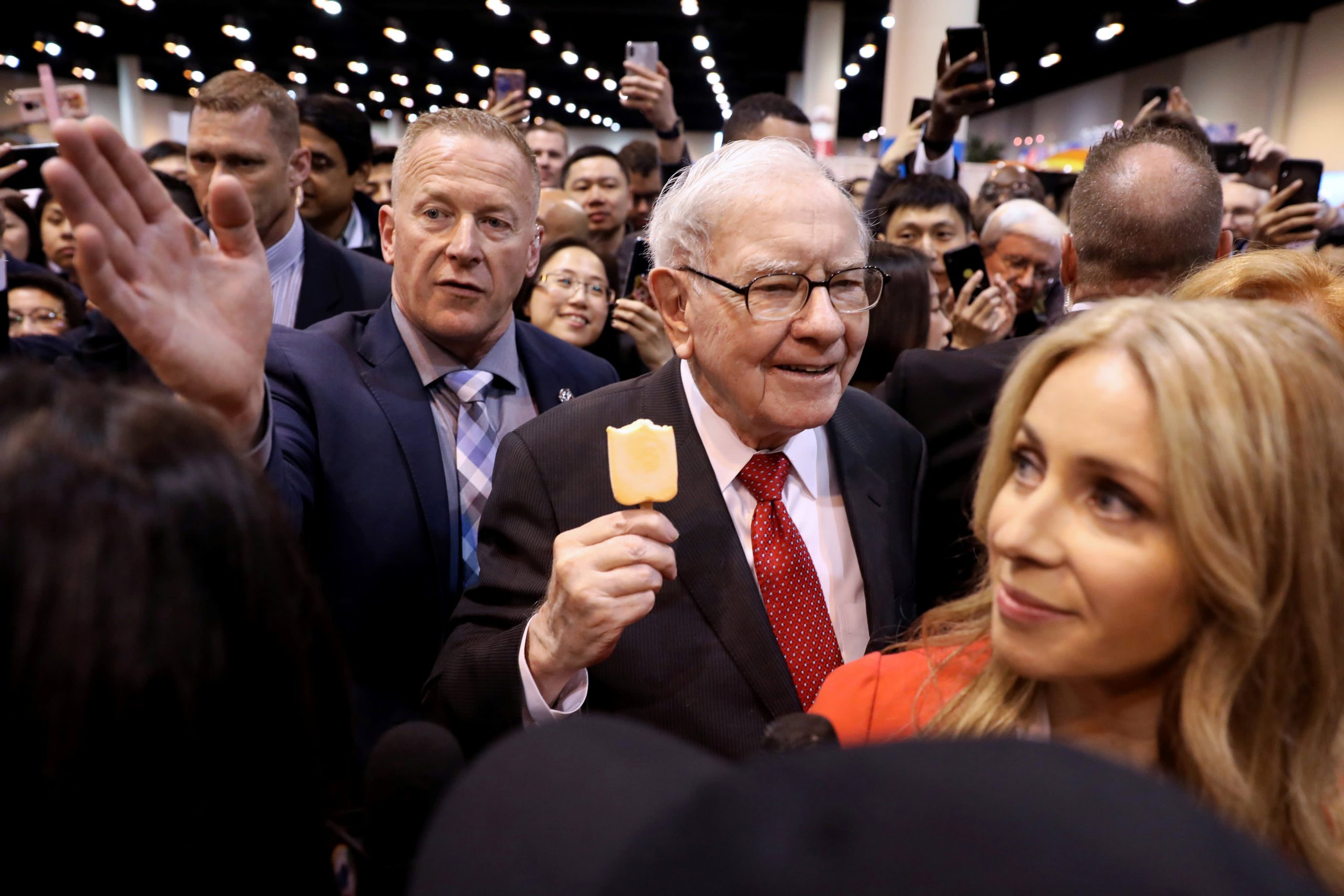 Cuando Warren Buffett cumple 91 años, el legendario inversor prepara a Berkshire Hathaway para una nueva economía