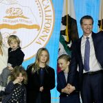 Dos de los hijos del gobernador de California Gavin Newsom dan positivo por COVID-19