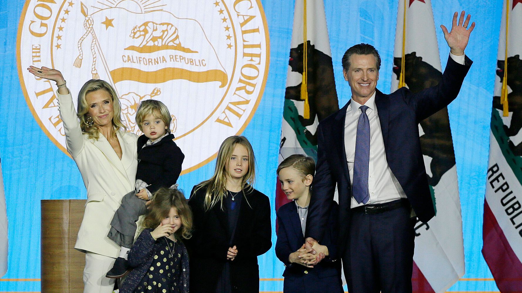 Dos de los hijos del gobernador de California Gavin Newsom dan positivo por COVID-19
