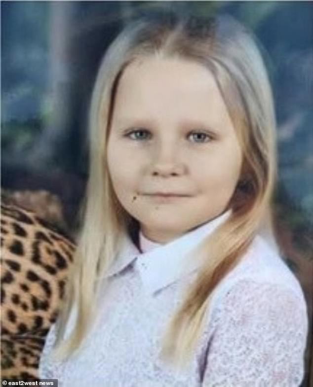 El cuerpo de Viktoria Gnedova, de nueve años (en la foto), fue encontrado enterrado siete pies debajo de una losa de concreto en el sótano de su bloque de apartamentos.
