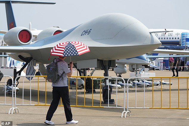 China mostró un nuevo dron que tiene una envergadura de casi 70 pies y puede volar continuamente durante casi 24 horas.  El dron CH-6 puede alcanzar altitudes de hasta 15.000 metros (50.000 pies)