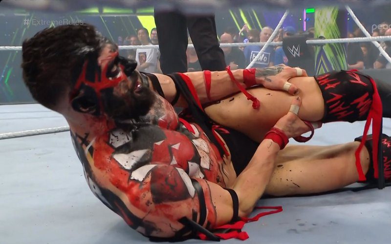 El mal funcionamiento del ring le costará el título universal a Finn Balor en WWE Extreme Rules