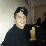 El cuerpo del presunto pedófilo Oleg Sviridov, de 32 años, fue encontrado cerca de la aldea de Vintai en la región rusa de Samara después de que el padre de un niño al que abusó lo apuñalara hasta matarlo.