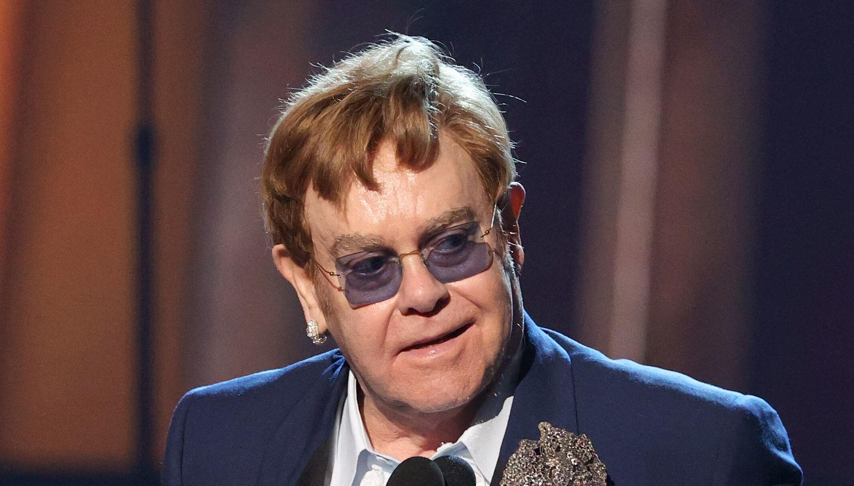 Elton John pospone los shows de la gira 'Farewell Yellow Brick Road' después de una lesión en la cadera