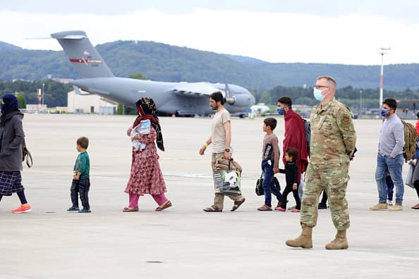 Estados Unidos detiene vuelos entrantes con evacuados afganos después de que se detectaran 4 casos de sarampión