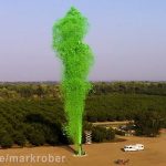 Un ex ingeniero de la NASA pasó un año construyendo el volcán de limo más alto del mundo que envió una torre de sustancia viscosa verde que explotó 250 pies hacia el cielo.