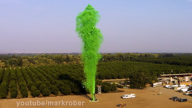 Un ex ingeniero de la NASA pasó un año construyendo el volcán de limo más alto del mundo que envió una torre de sustancia viscosa verde que explotó 250 pies hacia el cielo.