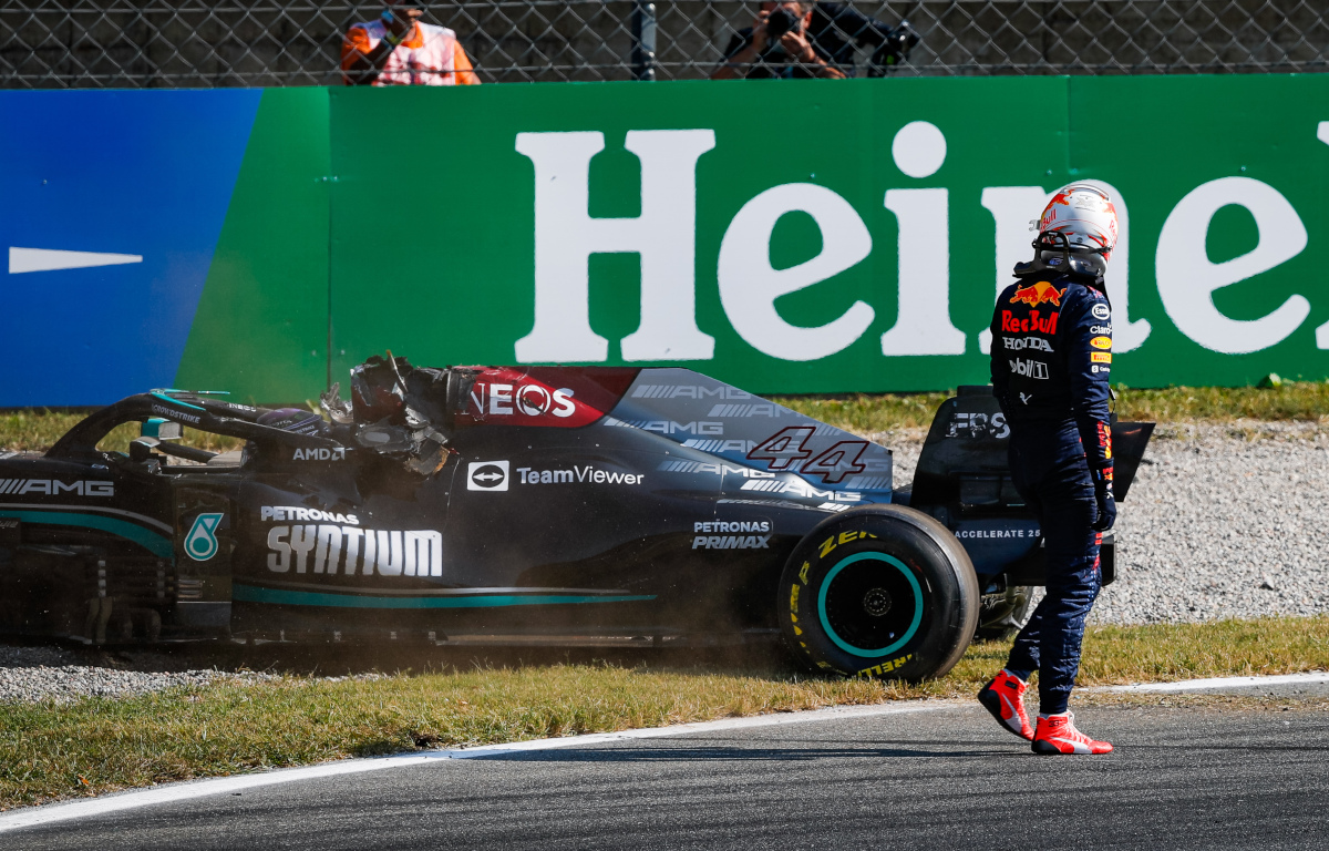 Hamilton 'sorprendido' Verstappen no comprobó que estaba bien