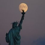 Esta es la luna llena más cercana al equinoccio de otoño, que cae el 22 de septiembre, que es el momento en que el sol parece cruzar el ecuador celeste.  Aquí se puede ver el 95% de la luna creciente creciente detrás de Lady Liberty