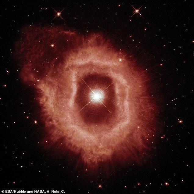 El centro fue limpiado por polvo y gas, que probablemente chocó con el polvo, dejando el anillo rojo brillante y grueso que aparece en la primera imagen.