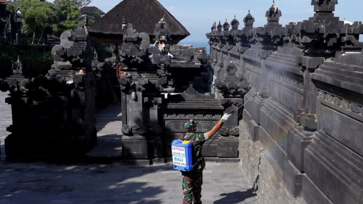 Indonesia puede reabrirse a los turistas de algunos países en octubre, dice el ministro