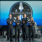 El equipo de Inspiration4 (LR) Chris Sembroski, Sian Proctor, Jared Isaacman y Hayley Arceneaux posan para una foto.  - La misión Inspiration4 enviará solo civiles al espacio durante varios días a bordo de un cohete SpaceX.