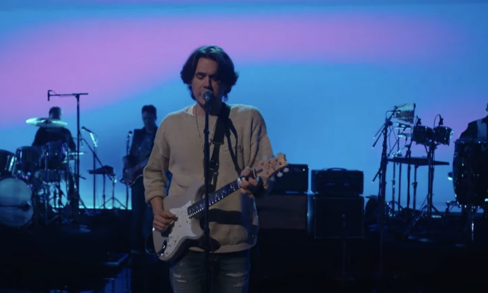 John Mayer presenta el sencillo íntimo 'Wild Blue' en 'Colbert'