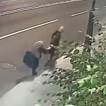 Imágenes de CCTV muestran el momento en que el hombre intenta arrebatarle un bolso a una mujer, que se cree que tiene 70 años, en Ostozhenka, Moscú.
