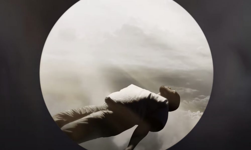Kanye West flota por el cielo en un nuevo video de afirmación de '24'
