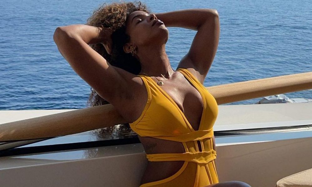 Kelly Rowland declara que se `` siente a sí misma '' mientras luce en bikini en las vacaciones de Capri