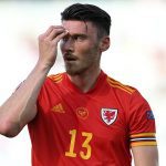 El delantero de Gales, Kieffer Moore, no participará en los primeros partidos de clasificación para la Copa del Mundo de su país contra Bielorrusia, Rusia y Estonia mientras se aísla.