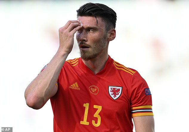El delantero de Gales, Kieffer Moore, no participará en los primeros partidos de clasificación para la Copa del Mundo de su país contra Bielorrusia, Rusia y Estonia mientras se aísla.