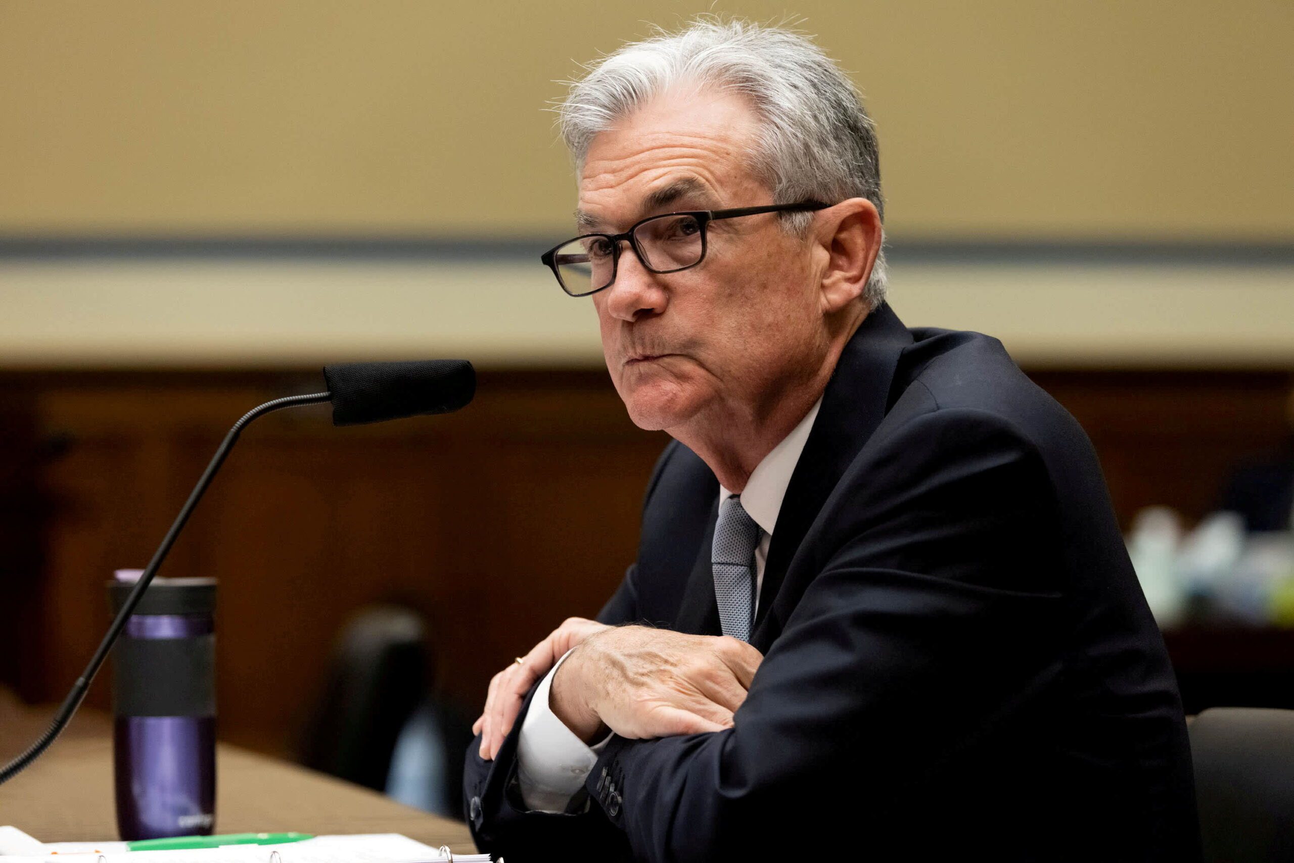 La Fed cambiará las reglas comerciales para que los funcionarios mantengan la confianza del público después de la controversia, dice Powell.