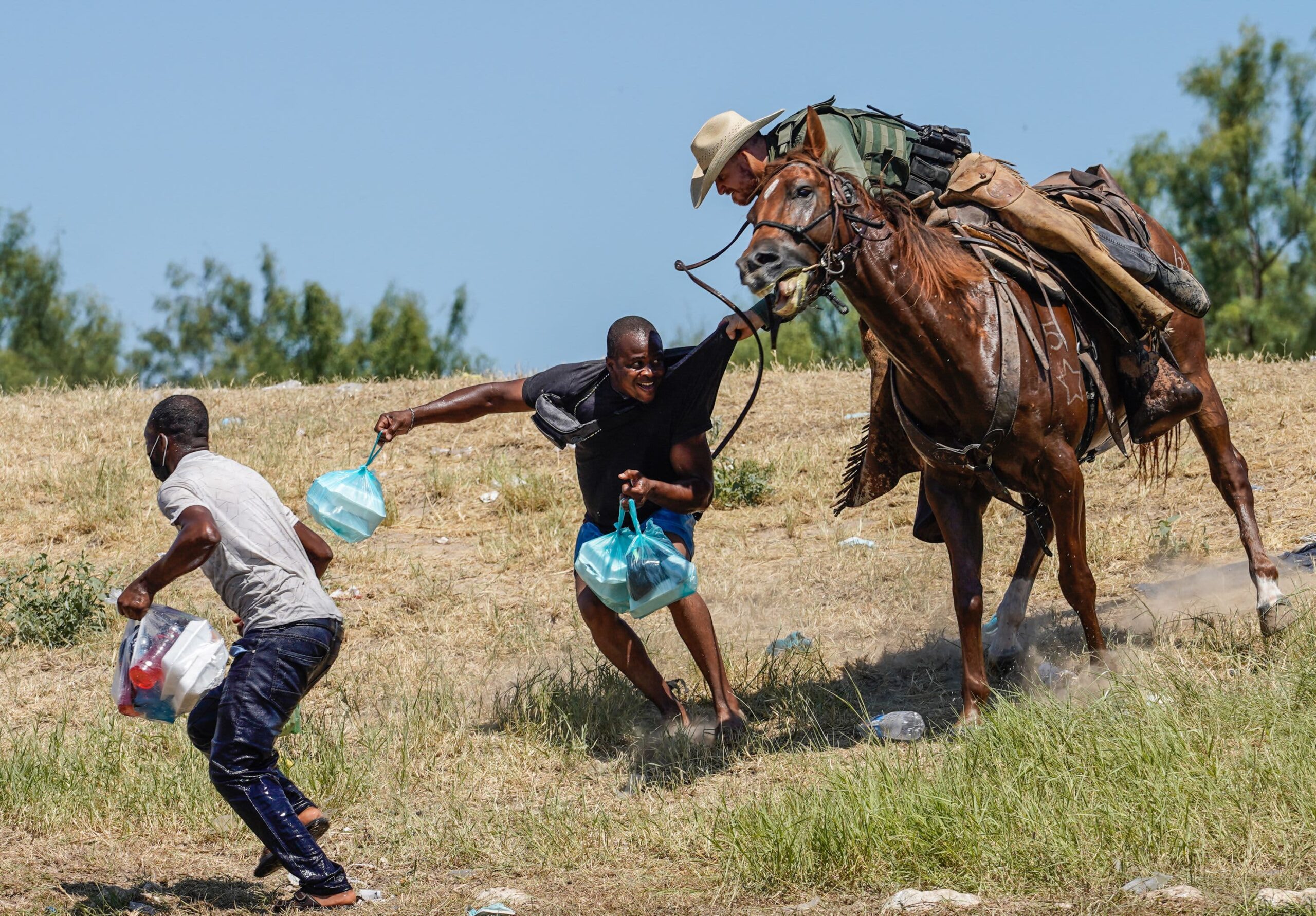 La Patrulla Fronteriza de los Estados Unidos ya no usará caballos en Del Rio, Texas, luego de la indignación por el trato a los migrantes haitianos
