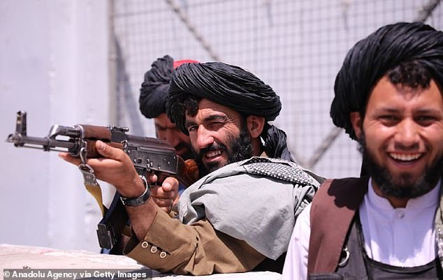 La UE está planificando una fuerza de reacción de «respuesta rápida» de 5.000 efectivos para intervenciones militares tras la caótica evacuación de Afganistán.  En la foto: combatientes talibanes en Kabul