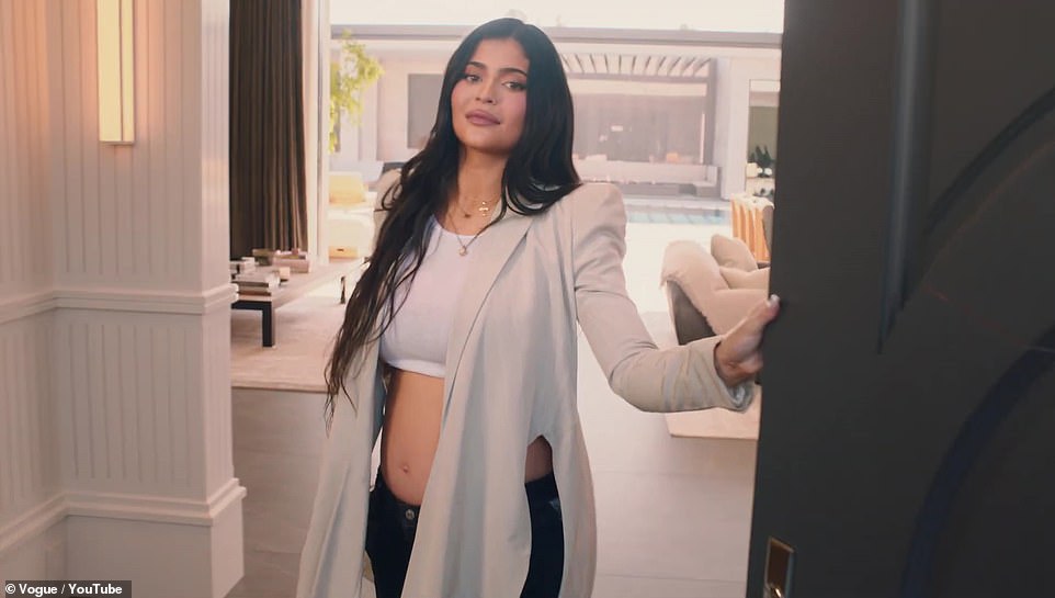 Gran revelación: Kylie Jenner mostró su creciente panza con un top corto blanco mientras participaba en la popular serie de videos 73 Preguntas de Vogue.