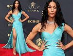 La estrella de Pose, Mj Rodríguez, luce etérea con un vestido verde azulado que fluye en la alfombra roja de los Emmy