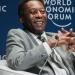 La leyenda del fútbol brasileño, Pelé, se recupera de una operación de tumor
