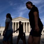 La restrictiva ley de aborto de Texas entra en vigencia ya que la Corte Suprema no hace ningún movimiento para bloquearla