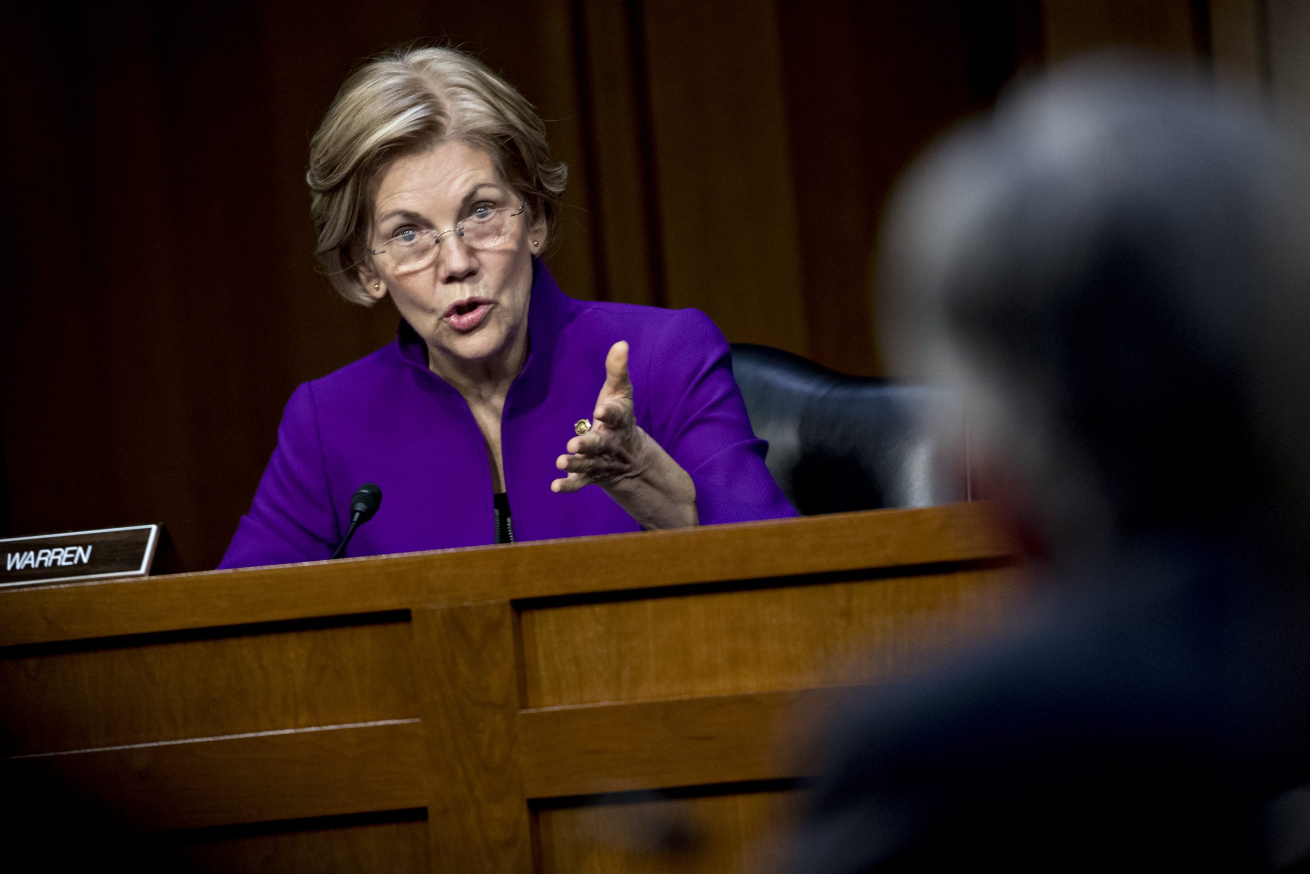 La senadora Elizabeth Warren insta a la Fed a dividir Wells Fargo