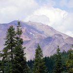 Las olas récord y la sequía han dejado a Mount Shasts de California casi sin nieve.  Esta publicación del 24 de agosto de Mount Shasta Ski Park muestra la icónica cumbre aparentemente desprovista de casi todo polvo.