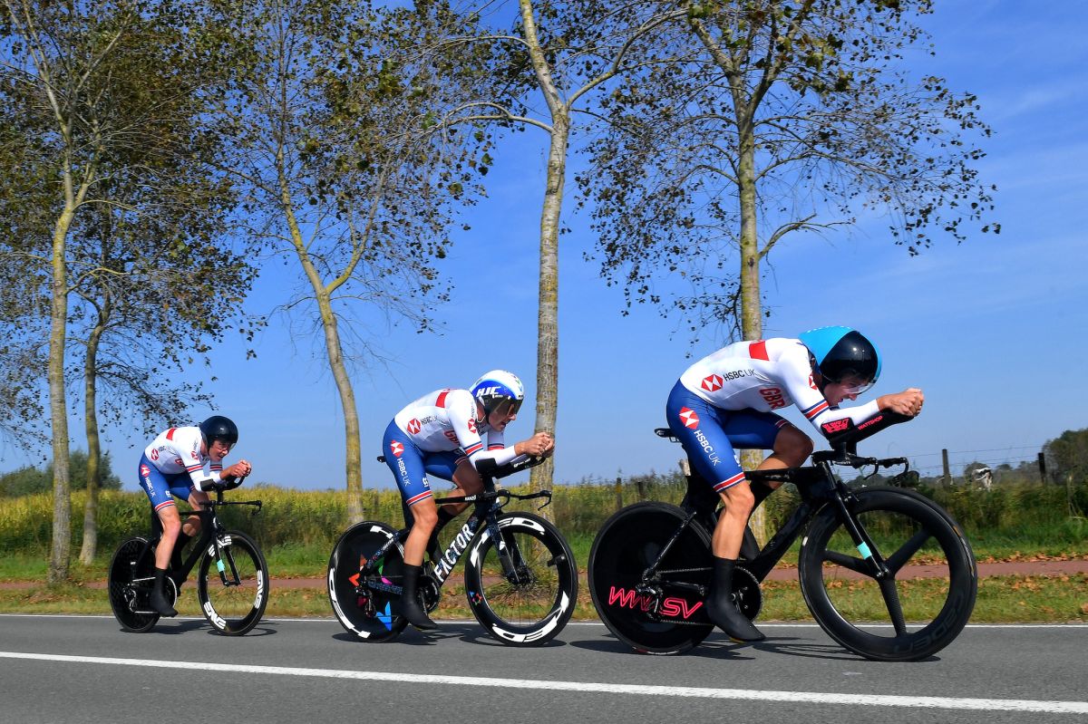 Los ciclistas británicos explican el motivo de los bultos en la parte delantera de sus camisetas durante la contrarreloj por equipos del Campeonato del Mundo