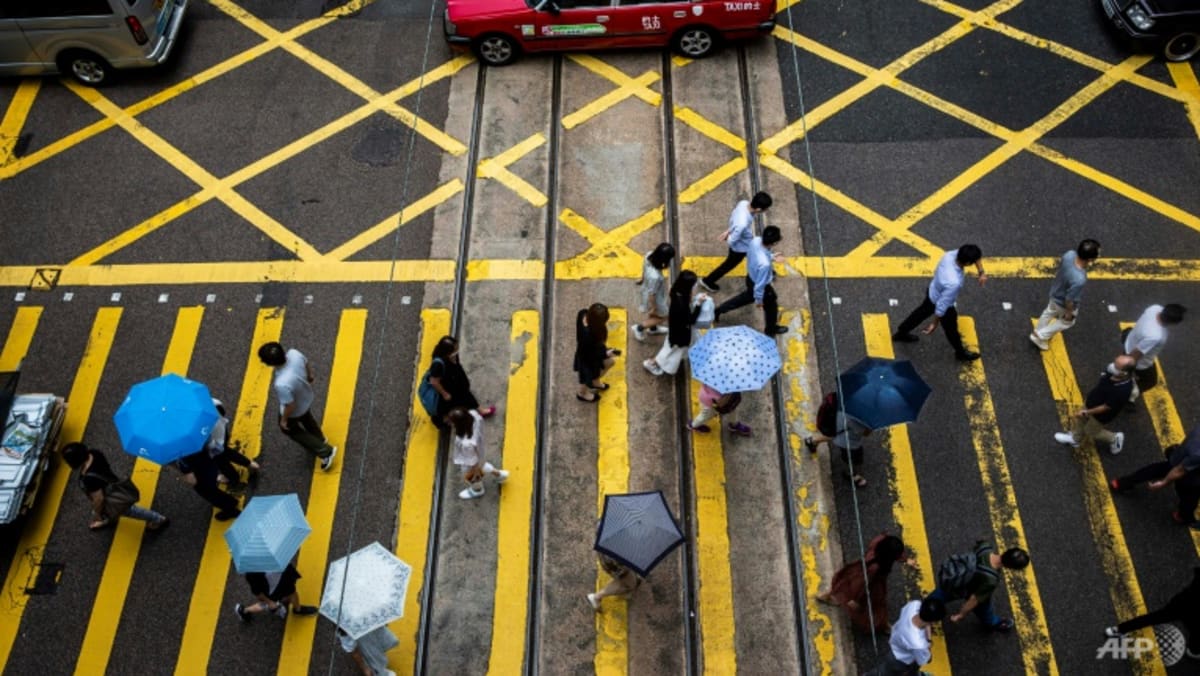 Los concejales hacen un nuevo juramento de lealtad en Hong Kong después de que cientos renunciaran