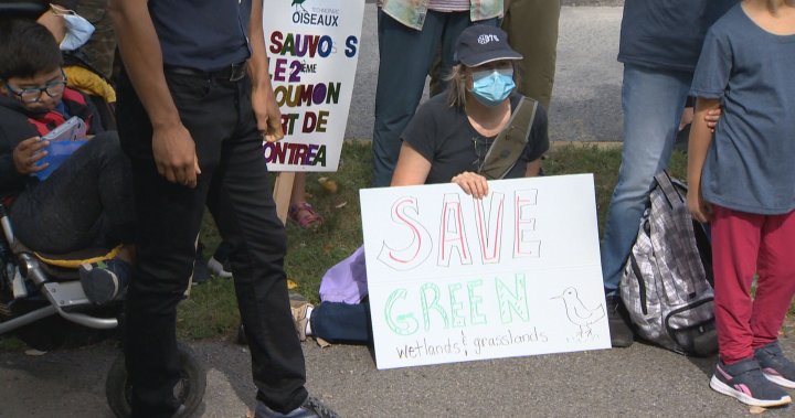 Los habitantes de Montreal protestan para proteger la tierra al norte del aeropuerto del desarrollo - Montreal