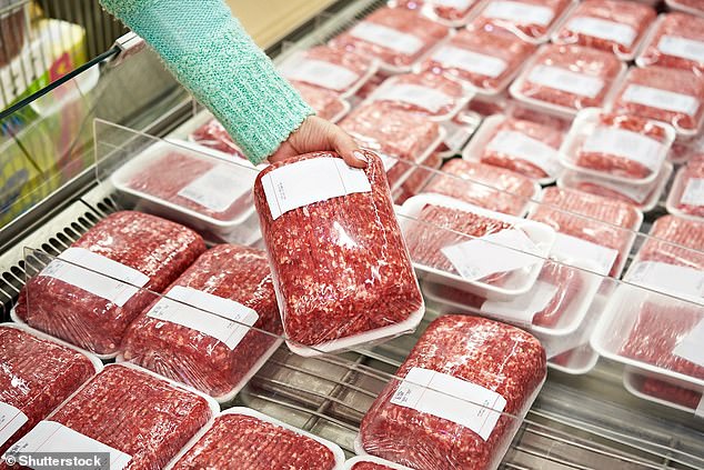 Las emisiones globales de gases de efecto invernadero de los alimentos de origen animal, incluidas, entre otras, la carne roja (en la imagen), son el doble de las de los alimentos de origen vegetal, revela el estudio.