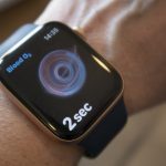 Los relojes Apple pueden incluir un sensor de presión arterial y una herramienta de fertilidad desde el próximo año, como parte de una serie de nuevas funciones relacionadas con la salud.  En la foto aparece un Apple Watch Series 6