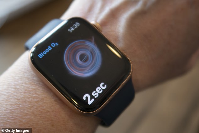 Los relojes Apple pueden incluir un sensor de presión arterial y una herramienta de fertilidad desde el próximo año, como parte de una serie de nuevas funciones relacionadas con la salud.  En la foto aparece un Apple Watch Series 6