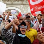 Los tunecinos protestan por la toma del poder del presidente Saied