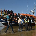 Migrantes entre Reino Unido y Francia disputan: los críticos critican el plan de retroceso 'inhumano' de Patel