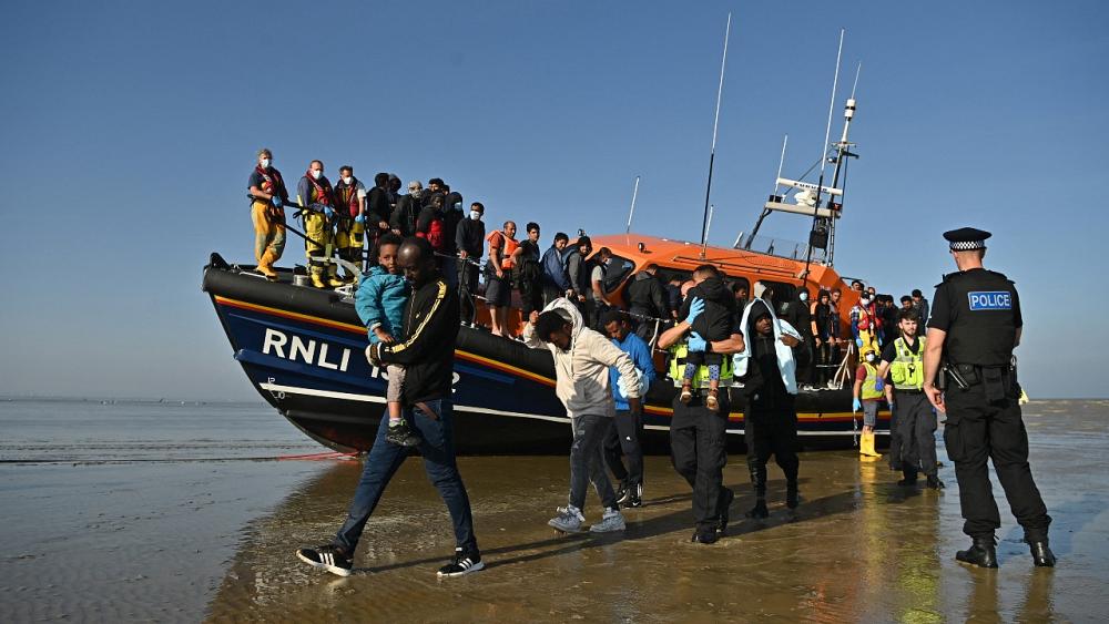 Migrantes entre Reino Unido y Francia disputan: los críticos critican el plan de retroceso 'inhumano' de Patel