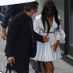 Se ve bien: Naomi Campbell, de 51 años, mostró su cuerpo de modelo con un mini vestido blanco cuando llegó al desfile de Versace en la Semana de la Moda de Milán el viernes.