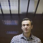 El líder de la oposición rusa Alexei Navalny se encuentra en el banquillo de los acusados ​​en el Tribunal de Distrito de Babuskinsky en Moscú en febrero de 2021. El crítico de Vladimir Putin de 45 años ya está cumpliendo dos años y medio por cargos falsos por 'violaciones de la libertad condicional' que han torpedeado sus ambiciones políticas.