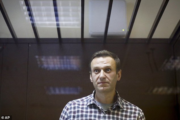 El líder de la oposición rusa Alexei Navalny se encuentra en el banquillo de los acusados ​​en el Tribunal de Distrito de Babuskinsky en Moscú en febrero de 2021. El crítico de Vladimir Putin de 45 años ya está cumpliendo dos años y medio por cargos falsos por 'violaciones de la libertad condicional' que han torpedeado sus ambiciones políticas.