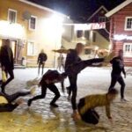 En Tønsberg, se llamó a la policía después de que un grupo de unos diez jóvenes (en la foto) comenzaran a desguazar frente a un club nocturno cerca del muelle.  Afortunadamente nadie resultó gravemente herido y la policía arrestó a un joven de 20 años