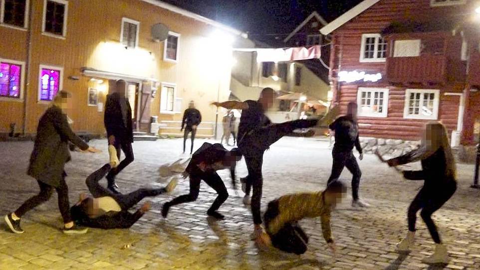 En Tønsberg, se llamó a la policía después de que un grupo de unos diez jóvenes (en la foto) comenzaran a desguazar frente a un club nocturno cerca del muelle.  Afortunadamente nadie resultó gravemente herido y la policía arrestó a un joven de 20 años