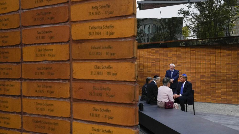 Nuevo memorial de Ámsterdam nombra a las 102.000 víctimas holandesas del Holocausto