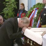 Vladimir Putin, afligido por el dolor, apareció devastado dos veces con la cabeza apoyada en el ataúd abierto de su ministro de emergencias, Yevgeny Zinichev, después de morir el martes 'tratando de salvar a un hombre'.
