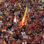 Separatistas catalanes divididos se manifiestan antes de las conversaciones con Madrid